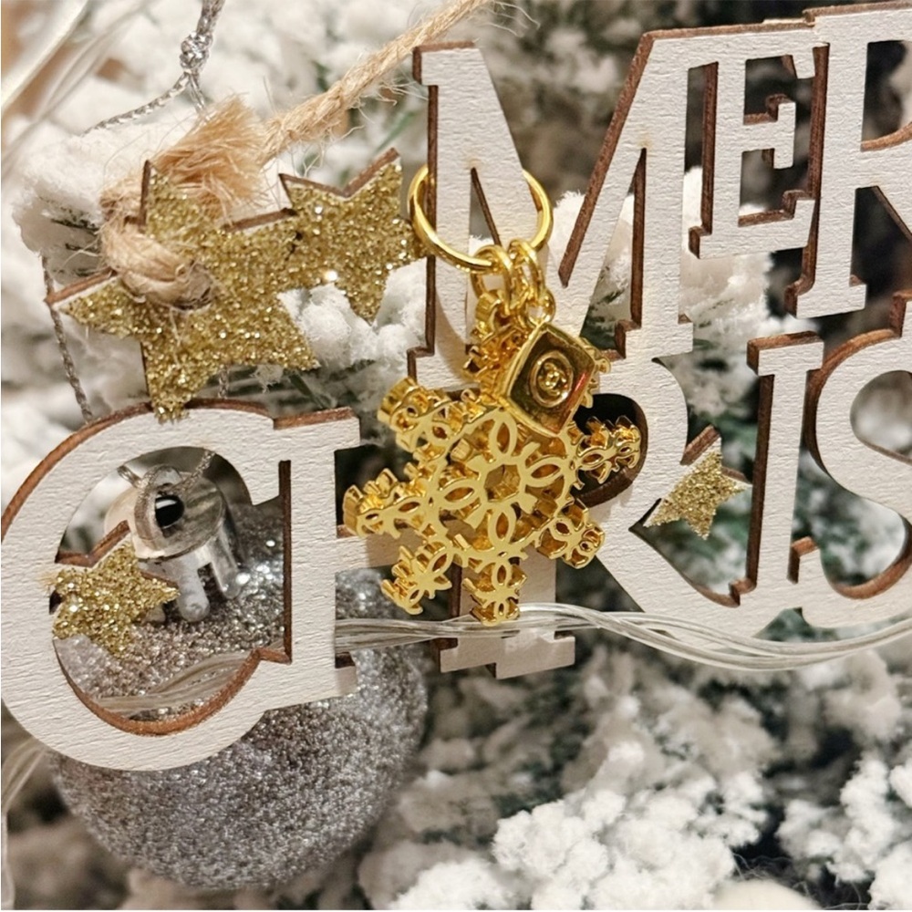 Chanel Beauty Snowflake Charm - Picture 7 of 10